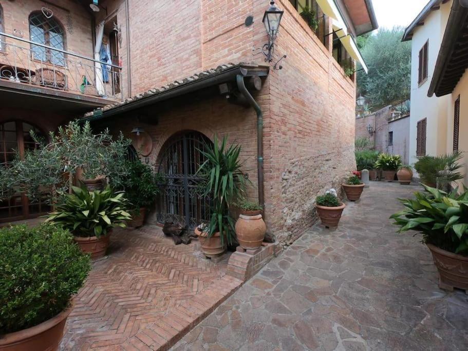 Casa Lazzaro Al Centro Di Siena Exterior foto